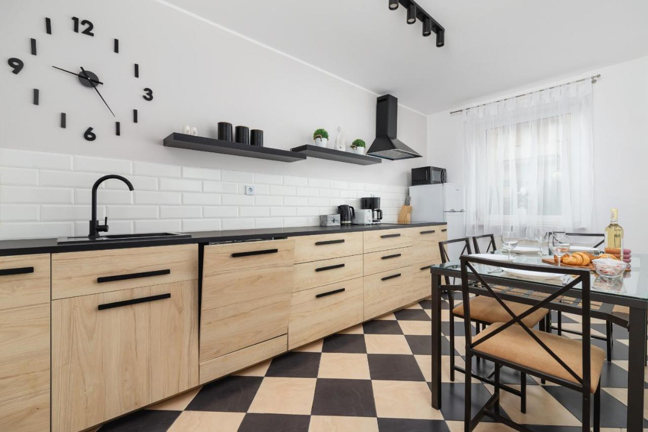 Pleasant Apartment With Terrace Cracow By Noclegi Renters Krakow Ngoại thất bức ảnh